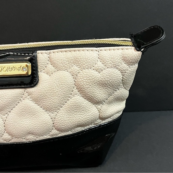 Betsey Johnson Wristlet Clutch Cosmetic Case Cream Quilted Heart Black Patent - Picture 4 of 8